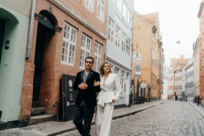 Romantic wedding in Copenhagen – a bride and groom walking through the city streets, captured in an honest and timeless moment. Copenhagen wedding photographer.