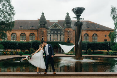 Romantisk bryllup i København – brudepar går gennem byens gader, fanget i et ærligt og tidløst øjeblik. Bryllupsfotograf København.