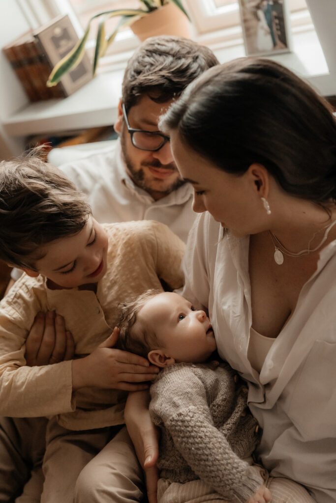 Intimate family photoshoot focused on genuine emotions, connection, and meaningful moments together.