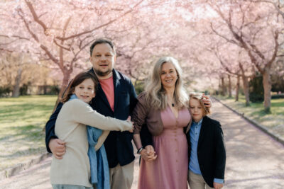 Lifestyle family photography showing a family interacting naturally, captured in soft light and a timeless style.